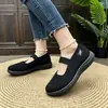 Sapatos de caminhada de corte baixo para mães de meia-idade e idosas, slip-ons elásticos de malha fly-knit, sapatos de tecido Old Beijing leves antiderrapantes atacado