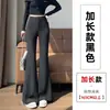 Foto real de pantalones de tiro alto, elásticos, ligeramente acampanados para mujer, nueva colección otoño 2026, pantalones negros de largo hasta el suelo con una silueta de herradura, fluidos y ajustados.