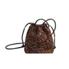 Bolsa bucket estampada de leopardo, nova coleção outono/inverno 2026, design de nicho, moderna e versátil, fecho de cordão, bolsa de ombro pequena, bolsa transversal