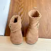 Botas femininas 2026 novo estilo de inverno, com forro de fleece e curtas mais grossas, botas de neve quentes para bebês, sapatos grandes de algodão para crianças