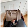 Bolsa de ombro única popular transfronteiriça com padrão de lichia, moderna, simples, para o dia a dia, feminina, nova, versátil, de grande capacidade, bolsa transversal versátil