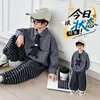 Terno Infantil Primavera 2026 Novo Estilo Coreano Roupas Legais para Meninos Pequenos Camisa Crianças Super Bonitas Roupas Estilo Primavera e Outono
