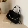 Bolsa Peluda Inverno Nova Fofa de Pelúcia para Mulheres, Bolsa de Mão Versátil na Moda, Bolsa Transversal Versátil com Corrente de Pérolas