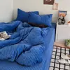 Nueva colección de invierno: Rayado azul y negro, cálido y engrosado, juego de ropa de cama de cuatro piezas con acabado de terciopelo de leche, que incluye una sábana plana, una funda de edredón y una sábana bajera.