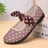 Venta al por mayor desde el fabricante: Zapatos sin cordones de lunares estilo coreano, modelo nuevo 2026, suela suave, estilo perezoso, ins