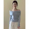 Top negro de hombros descubiertos para mujer hecho de hilo de núcleo hilado, con un diseño único de hombros descubiertos, corte ajustado y estilo elegante, combinado con un top de punto de manga larga