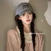 Gorra de Béisbol Bordada con Gato Manchado Estilo Coreano Japonés Color Crema 2025 Nueva para Mujer con Circunferencia de Cabeza Grande, Gorra de Pico de Pato que Hace que la Cara Parezca Más Pequeña