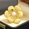 Nuevo Broche de Peonía con Pétalos Dorados Cepillados de Alta Gama con Elegante Temperamento y Alfiler Floral de Perla de Agua Dulce