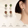 Brincos de pérola Zhuji, brincos vintage franceses de zircônia vermelha, brincos de design de moda vintage com zircônia verde brilhante de luxo leve