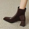 Botas de tornozelo retrô quadradas com salto grosso para mulheres, apresentando um design color-block francês, zíper traseiro, estilo simples e salto alto, adequadas para o trajeto diário.