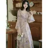 Vestido Largo Francés Estilo Resort de Playa para Mujer, Estampado Suave de Flor de Lirio, Mangas de Campana Fruncidas, Vestido Ajustado que Ceñe la Cintura