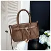 Bolso de axila estilo retro casual para mujer, nuevo modelo 2025, bolso tote de gamuza de gran capacidad, bolso de hombro simple para el día a día