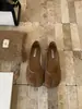 Zapatos de mujer vintage estilo francés de tacón bajo con estampado de leopardo y puntera partida, mocasines nuevos otoño 2024