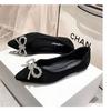 Sapatos Sexy de Camurça com Laço e Strass 2025 Novo Estilo de Inverno para Mulheres Bico Fino Salto Agulha Estilo Coreano Salto Alto Boca Rasa