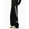 Calça casual plus size 150kg estilo americano com três listras para homens e mulheres, calça esportiva fina e solta para primavera/verão, calça de perna larga high street