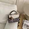 Bolsa de ombro única francesa de luxo leve design de senso nicho bolsa de mão feminina estampa de carruagem versátil bolsa transversal