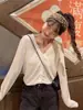 Cardigan feminino de outono, usado como camada interna com um top de tricô, combinado com uma camisa básica fina de gola V, top curto de manga longa