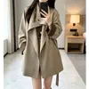 2026 Nuevo Gabardina Khaki de Alta Gama para Mujer Corta Petite Holgada Adelgazante Estilo Británico Chaqueta con Cinturón para Mujer