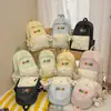 Nova Mochila Lisa Estilo Coreano, Mochila Escolar Casual e Leve para Alunos do Ensino Fundamental, Letras Bordadas de Alto Valor, Mochila para Alunos do Ensino Médio