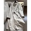 2026 Nuevo Modelo Cuello Alto Reductor de Edad y Cuello Solapa Uso Bidireccional Gabardina Larga Holgada con Cinturón Venta al por Mayor H15GF231843