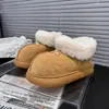 Botas de neve femininas com sola grossa, novo estilo de inverno 2026, forradas com fleece, camurça, de cano baixo, bico largo, sem cadarço, quentes e sapatos de algodão fofos