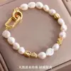 Pulsera de Perlas de Agua Dulce con Nudo Dorado Estilo Nuevo Verano 2025 Moda para Mujer Más Fácil de Combinar Joyería de Mano Barroca de Lujo Ligero de Nicho para Mujer