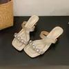 Pantuflas de mujer de tacón alto con diseño de diamantes brillantes, moda de verano 2026, populares entre las influencers, adecuadas para combinar con faldas, sandalias de punta abierta estilo coreano para mujer