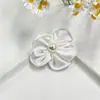 Acessórios de flor de cinco pétalas perolados em cetim de cor sólida para acessórios de cabelo DIY feitos à mão, roupas infantis, sapatos, chapéus, bolsas e materiais de decoração para animais de estimação
