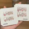 Un Lazo Pequeño Dulce y Rosa Estilo Francés con Collar de Ojo de Gato Plateado Brillante y Accesorios para Uñas con Pedrería