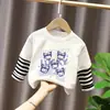 Camiseta de manga larga para niña, nuevo modelo primavera y otoño 2026, body falso de dos piezas para bebé, ropa infantil de algodón puro con rayas de dibujos animados