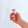 Botellas pequeñas de cristal estilo nórdico más vendidas con tapones de corcho, perfectas para envasar y dispensar vinos de frutas caseros, licores y otras bebidas.