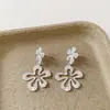 Brincos Florais Artísticos de Nicho com Pétalas Irregulares Vazadas em Dourado e Prata, Design Longo Que Emagrece o Rosto, Brincos Vintage