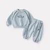 Conjunto de Duas Peças de Tricô Simples com Cordão para Primavera para Bebês e Crianças Pequenas, Conjunto Estiloso de Moletom com Desenho e Calça Jogger para Bebês Meninos