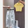 Traje de Verano para Niñas 2025 Nuevo Estilo Conjunto de Dos Piezas de Moda con Suéter de Punto de Manga Corta y Jeans Rasgados para Niñas