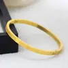 Pulsera de 4 Diamantes y 6 Tachuelas con Tachuelas, Estilo Europeo y Americano Acero de Titanio Clásico Lujo Moda Versión de Gama Alta Pulsera con Diseño Estrellado