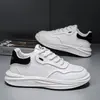 Zapatos de hombre 2026 nuevos de otoño ligeros zapatillas blancas versátiles zapatillas de moda para adolescentes zapatos casuales de nicho XG208
