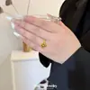 Estilo Mismo de Xiaohongshu Oro Arena Chispa Ardiente Oro Hueco Trébol de Cuatro Hojas Anillo Luz Lujo Ligero Sentido del Diseño Inmediatamente Trae Riqueza Anillo
