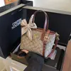 Bolso Pequeño Súper Caliente para Mujer 2026 Estilo Nuevo Nicho Monograma Bolso de Mano para Picnic Bolso Elegante Versátil de Hombro Cruzado