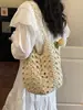 Bolsa de mão trançada transfronteiriça, estilo feminino, nova coleção 2026, design vazado moderno para primavera/verão, única e estilosa para férias, bolsa tote de grande capacidade