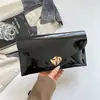 Bolso Pequeño Cuadrado Retro de Gama Alta Estilo Coreano para Mujer 2026 Nuevo Llegada Otoño Diseño de Nicho Bolso de Mano de Charol Bolso de Noche