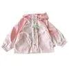 Casaco corta-vento com capuz e bordado de letra de coelho fofo para bebê e criança pequena, manga raglan doce, jaqueta infantil para atividades ao ar livre, jaqueta para passeios