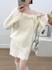 Nuevo Diseño Otoño/Invierno 2026: Conjunto de Dos Piezas para Mujer: Suéter de Punto con Flores Tridimensionales + Falda Corta de Punto de Cintura Alta