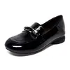 Zapatos planos de punta redonda para mujer, nuevo estilo otoño 2026, mocasines bajos, zapatos sin cordones con hebilla metálica, zapatos pequeños de cuero cómodos