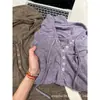 Chamarra fina de punto con capucha color castaño para mujer, colección primavera/otoño 2026, con corte relajado y holgado, cuello semiabierto y una base de tipo Henley