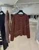 DestacadoYuran 26 Nuevo Artículo de Principios de Otoño: Camiseta de manga larga Henley a rayas teñidas en hilo de algodón orgánico, ligeramente lijada, con cuello ondulado