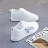 Versión coreana 2026 primavera/verano nuevos zapatos transpirables para mujer, zapatillas blancas de malla con suela gruesa, zapatos deportivos casuales versátiles para mujer