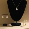 Juego de Joyería de Trébol de Cinco Hojas, Collar de Flor de Ciruelo de Nácar Natural de Lujo Ligero, Cadena para Clavícula Transfronteriza, Pendientes, Anillo, Pulsera para Mujer