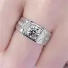 Anillo para Hombre de Nuevo Estilo, Anillo de Diamante Elegante y Audaz, Anillo de Diamante Simulado para Hombre, Anillo de Moissanita Chapado en Platino al por Mayor