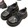 Zapatos de plataforma de cuero versátiles estilo británico para aumentar la altura, novedad otoño 2026, zapatos de mujer negros con cordones y suela gruesa