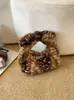 Bolsa de pelúcia fofa e única para outono/inverno para mulheres, novo estilo 2026, moderna e versátil, com um design estiloso e da moda